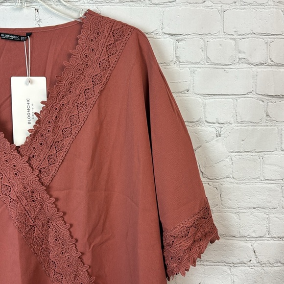 BloomChic Crochet Trim V Neck Blouse Plus Size 22/24 3X - Picture 3 of 6